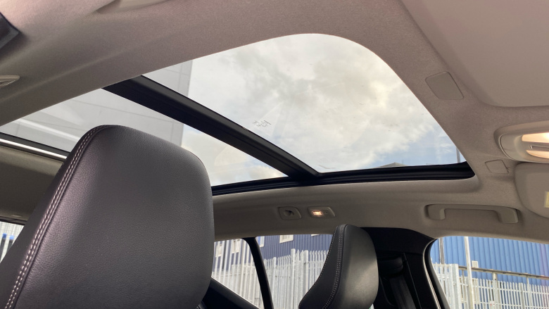 Volvo XC40 2.0 B3P Ultra Dark 5dr Auto Petrol Estate